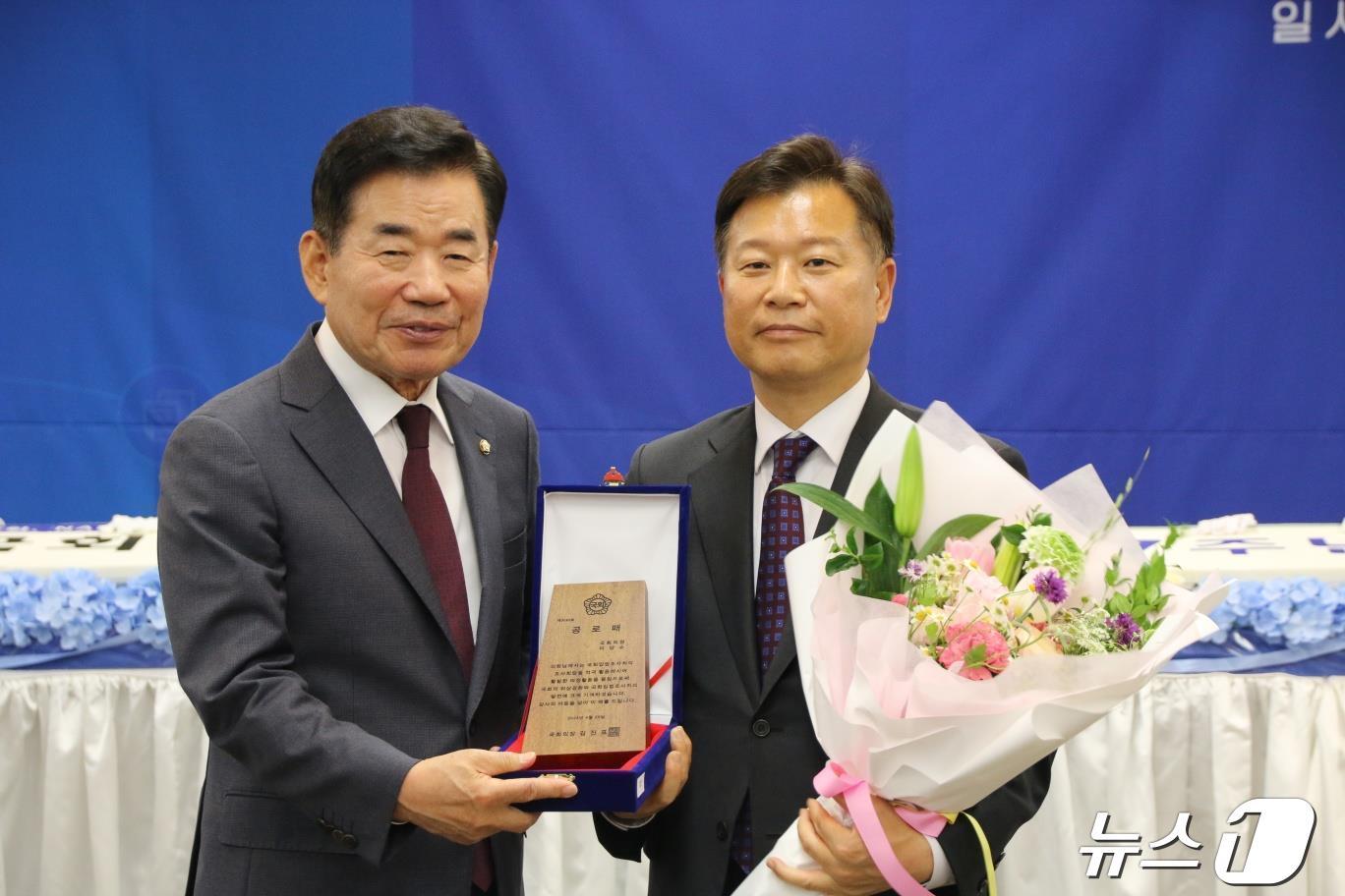 이양수 국민의힘 의원 국회입법조사처 조사회답 우수의원 선정 국회의장 공로패 수상.&#40;이양수 의원실 제공&#41; 2024.4.26/뉴스1