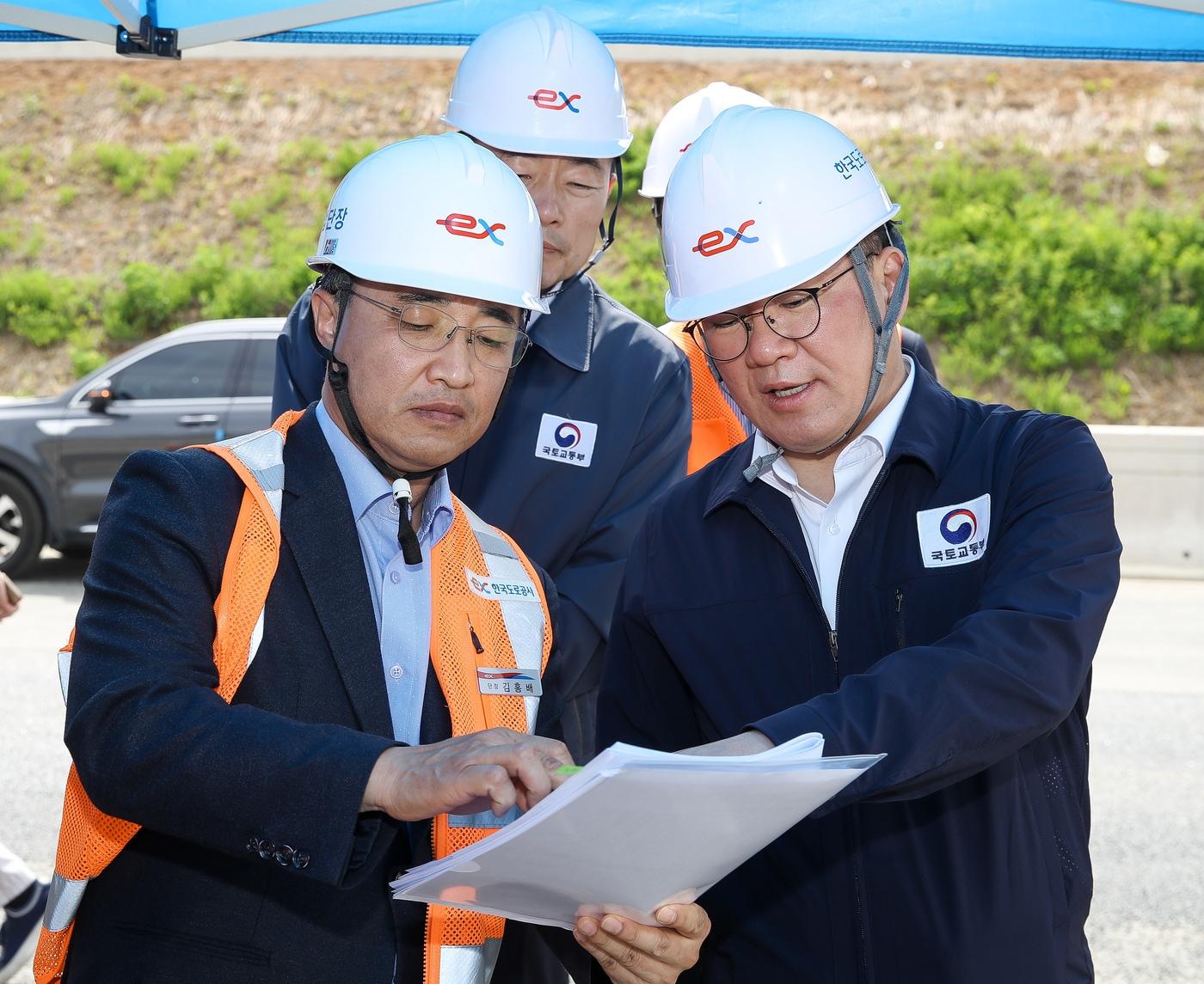 안성~구리 고속도로 건설 현장을 찾은 백원국 국토교통부 차관&#40;오른쪽&#41;이 공사 관계자로부터 설명을 듣고 있다. /국토교통부 제공