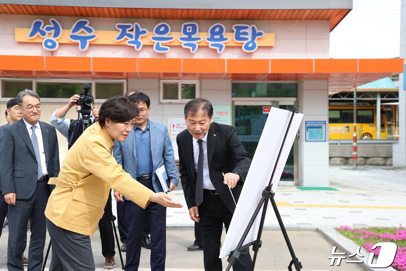 26일 송미령 농림축산식품부 장관이 전북자치도 진안군 성수면을 방문해 전춘성 군수&#40;오른쪽 첫번째&#41;로 부터 농촌중심지활성화사업에 대한 설명을 듣고 있다.&#40;진안군제공&#41;2024.4.26/뉴스1