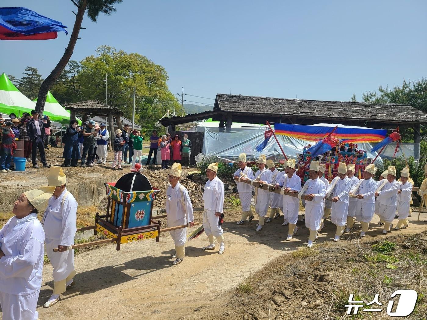 27일 강원도 횡성군 우천면 정금마을에서 제36회 횡성회다지소리민속문화제가 열리고 있다. 이날 행사에서는 평소 볼 수 없었던 상엿소리와 회다지소리 공연이 포함된 &#39;강원 무형유산 제4호&#39; 횡성회다지소리 원형 공연이 펼쳐져 관광객들의 눈길을 끌었다. 2024.4.27/뉴스1 ⓒ News1 이종재 기자