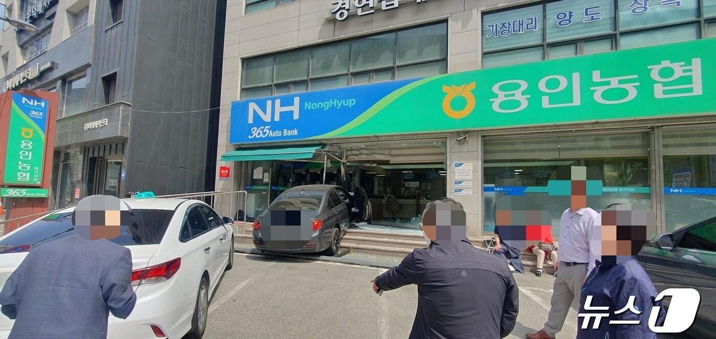 용인농협 삼가지점으로 돌진한 BMW.&#40;경기도소방재난본부 제공&#41;