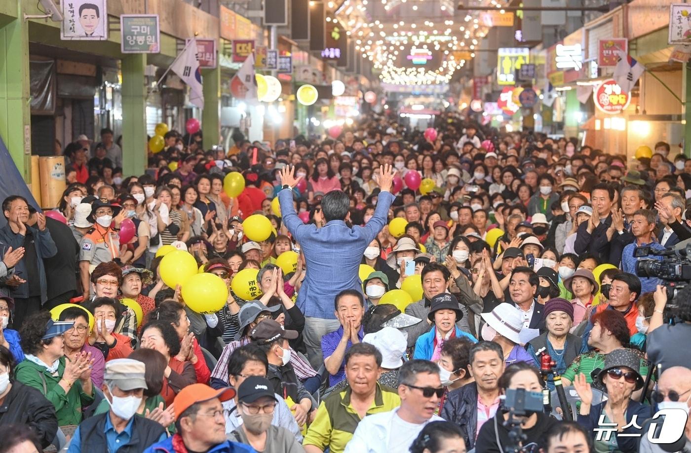 27일 경북 구미 새마을중앙시장과 중앙로 동문상점가 일원에서 열린 &#39;달달한 낭만 야시장&#39;에서 몰려 봄날 주말저녁을 즐기고 있다 . 이날까지 이틀간 열린 야시장에는 3만여명이 넘는 방문객들이 몰려 인산인해를 이루면서 상인들이 즐거운 비명을 질렀다. 2024.4.27/뉴스1 ⓒ News1 정우용 기자