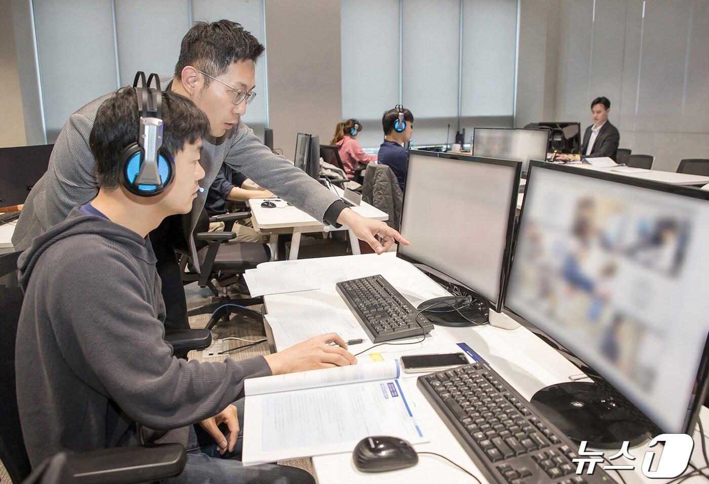 지난 20일 경기도 용인에 위치한 삼성전자 인재개발원에서 삼성전자 감독관들이 응시자들을 대상으로 예비 소집을 진행하고 있는 모습. &#40;삼성전자 제공&#41;