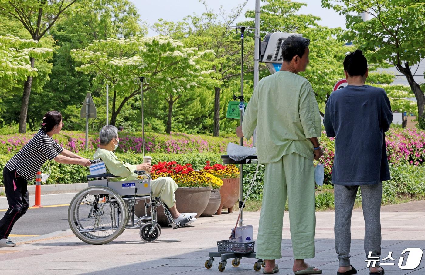 의대정원 증원을 놓고 의정갈등이 이어지고 있는 28일 오전 서울의 한 병원에서 환자들이 산책을 하고 있다. 2024.4.28/뉴스1 ⓒ News1 장수영 기자