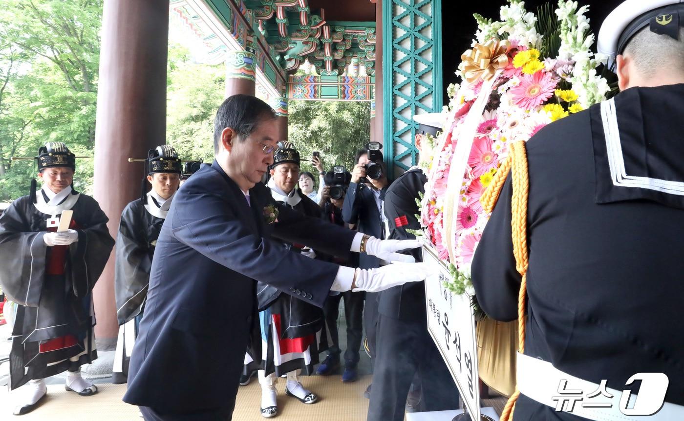 한덕수 국무총리가 28일 오전 충남 아산시 현충사에서 열린 충무공 이순신 장군 탄신 제479주년 다례행사에 참석하여 헌화하고 있다.2024,4,28/뉴스1 ⓒ News1 김기남 기자