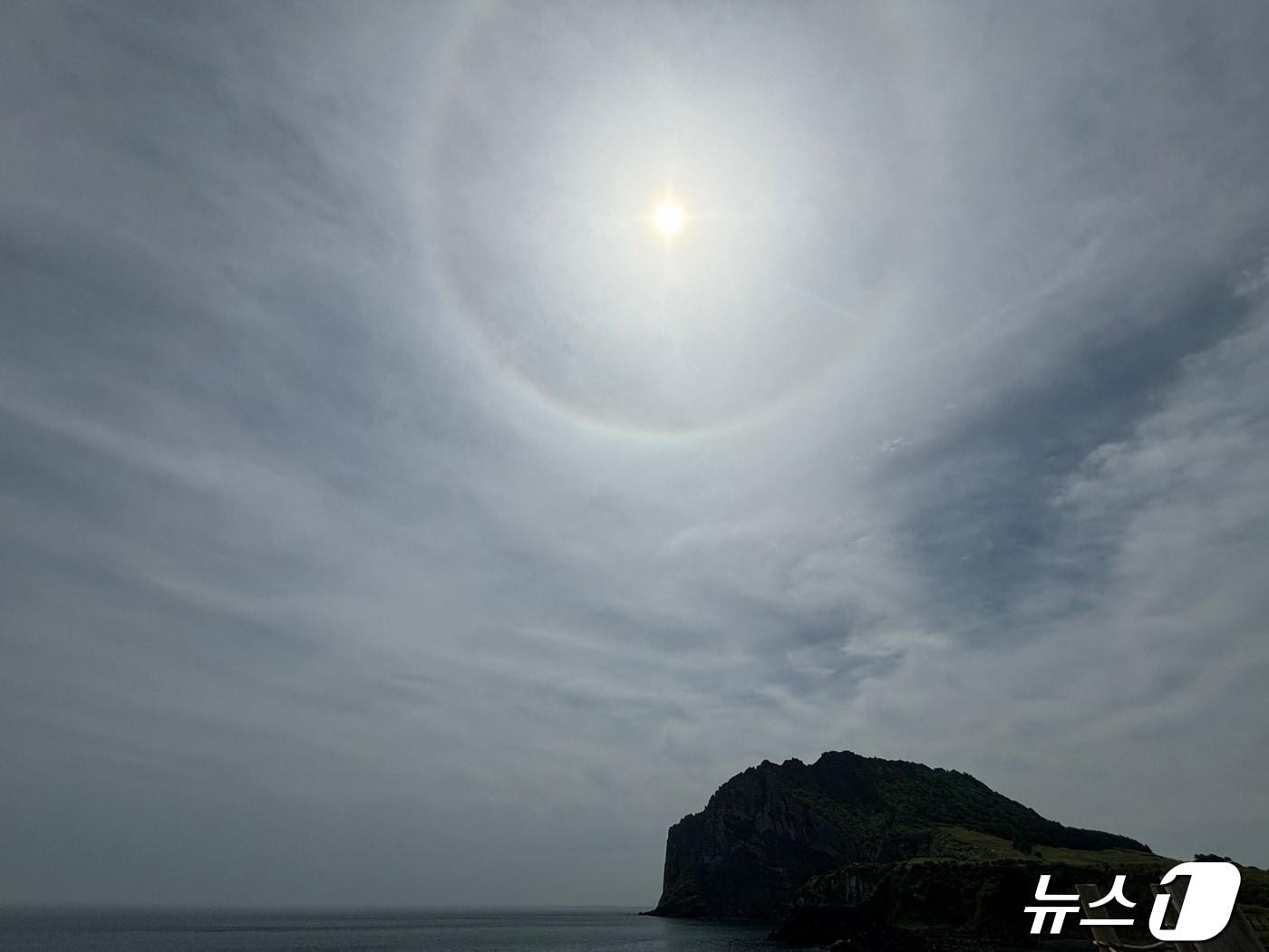 제주 서귀포시 성산읍 성산일출봉 인근에서 햇무리가 관측됐다. 햇무리는 대기 중 수증기에 굴절돼 햇빛이 태양 주변으로 둥근 원 모양의 무지개처럼 나타나는 현상이다.2024.4.28/뉴스1 ⓒ News1 강승남 기자