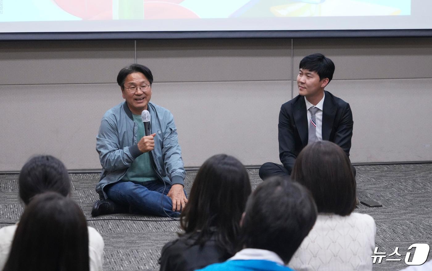 강기정 광주시장이 27일 오후 서구 김대중컨벤션센터에서 열린 &#39;2024 광주 브랜드학교 개강식&#39;에 참석해 참여자들과 대화를 나누고 있다. &#40;광주시 제공&#41; 2024.4.28/뉴스1 ⓒ News1 박준배 기자