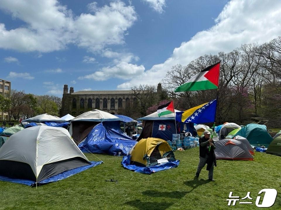 이스라엘 지원을 중단하라는 미국 전역 대학교 시위가 잇따르는 가운데 시카고 에반스턴 소재 노스웨스턴대학교도 이 대열에 합류했다. &#39;캠퍼스 야영’ 시위&#39;가 시작된 지 3일째인 지난 27일&#40;토&#41; 시위 현장을 찾았다. 수십 개 텐트와 담장 가득한 친팔레스타인 구호 속 지나가던 일부 차량은 경적을 울려 이들을 지지했다. ⓒ 뉴스1 박영주 통신원 2024.04.27/