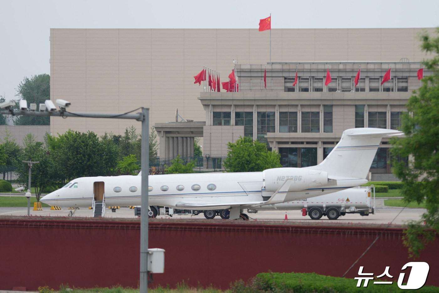 지난 18일 일론 머스크 테슬라 최고경영자&#40;CEO&#41; 전용기가 베이징 공항에 도착한 모습. ⓒ 로이터=뉴스1 ⓒ News1 박형기 기자