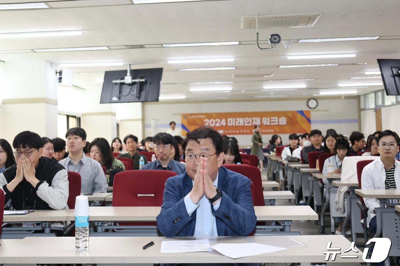 박성효 소상공인시장진흥공단 이사장이 주임급 직원 대상 &#39;미래인재 워크숍&#39;에서 직원들과 강의를 듣고 있다.&#40;소상공인시장진흥공단 제공&#41; ⓒ News1 김형준 기자