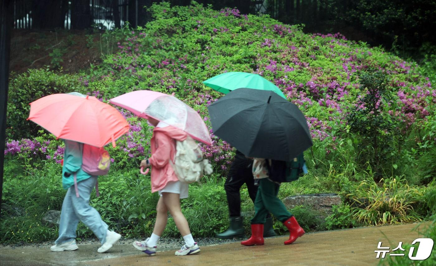 봄비가 내리는 29일 광주시 광산구 수완동 한 아파트 입구에서 우산을 쓴 초등학생들이 등교하고 있다. 2024.4.29/뉴스1 ⓒ News1 김태성 기자