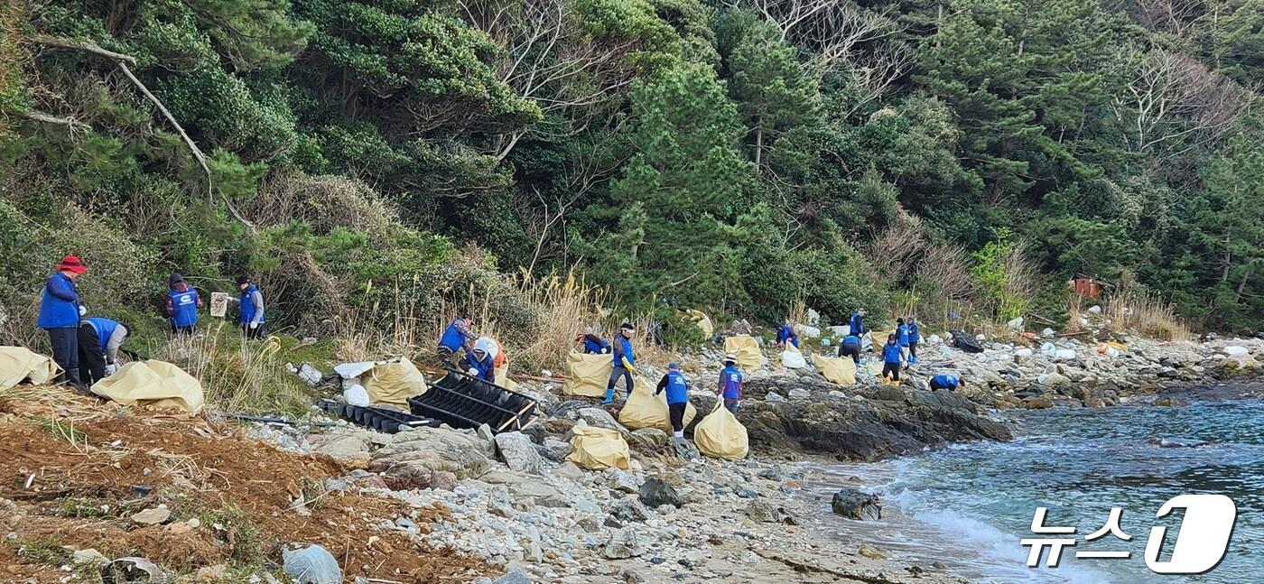 완도군, 청정바다 보전 30억 투입 해양쓰레기 수거 &#39;바다 지킴이 365 기동대&#39; &#40;완도군 제공&#41; /뉴스1 