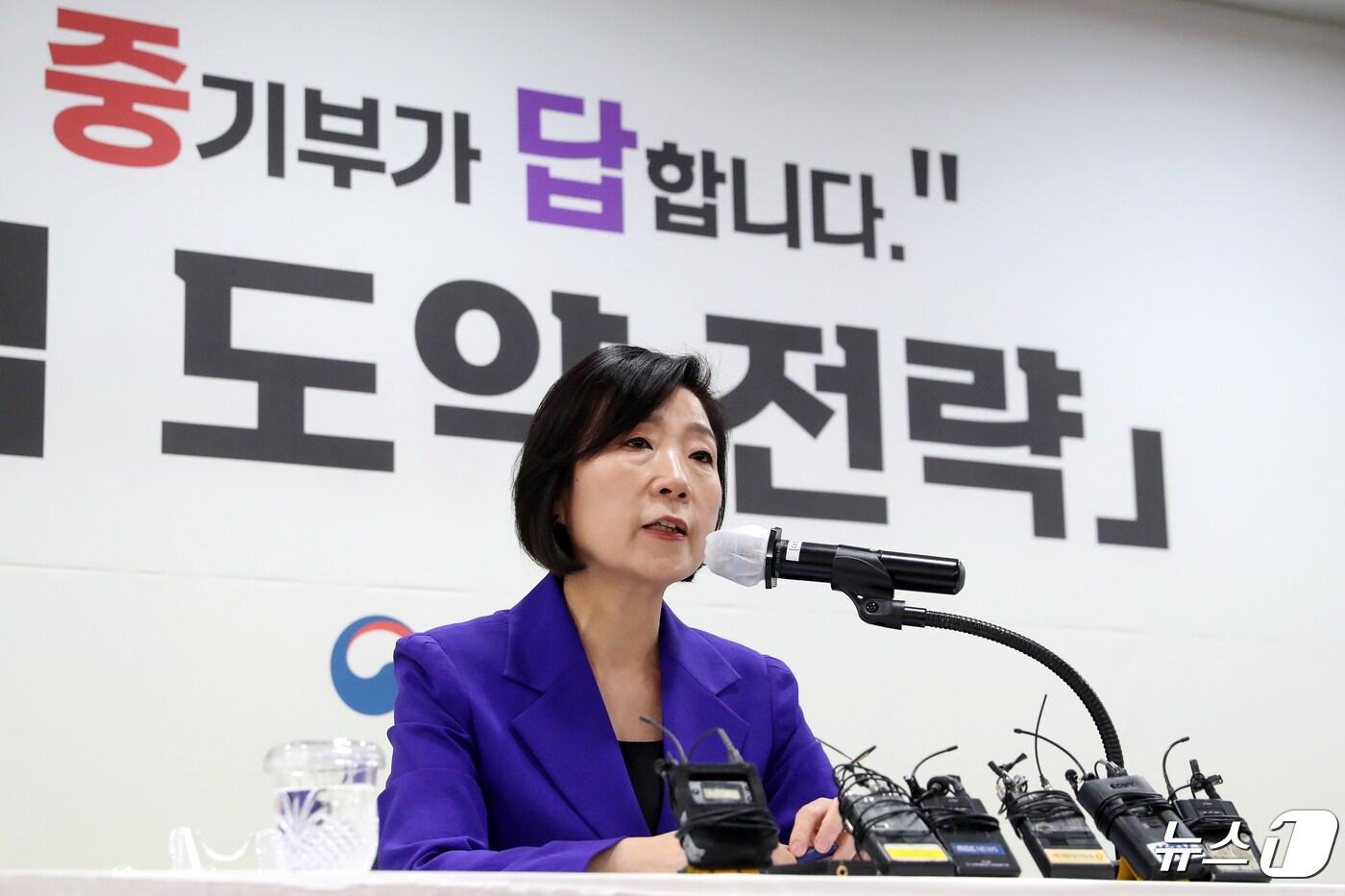 오영주 중소벤처기업부 장관이 29일 오전 서울 여의도 중소기업중앙회에서 &#39;중소기업 도약 전략&#39;을 발표하고 있다. 중소기업 도약 전략에 따르면 지난 10년동안 한번도 변하지 않았던 &#39;중소기업&#39;의 기준이 확 바뀐다. 현행 &#39;가업승계&#39; 개념의 중소기업 상속 체계는 &#39;기업승계&#39; 개념으로 개편될 예정이다. 중소기업이 미래 환경에 선제적으로 대응해 우리 경제 성장의 핵심주체로 역할을 하도록 &#39;신산업 진출&#39; 길을 열어주고, 인력난 해결을 위해 &#39;글로벌 인재&#39; 유입도 촉진한다. 2024.4.29/뉴스1 ⓒ News1 이승배 기자