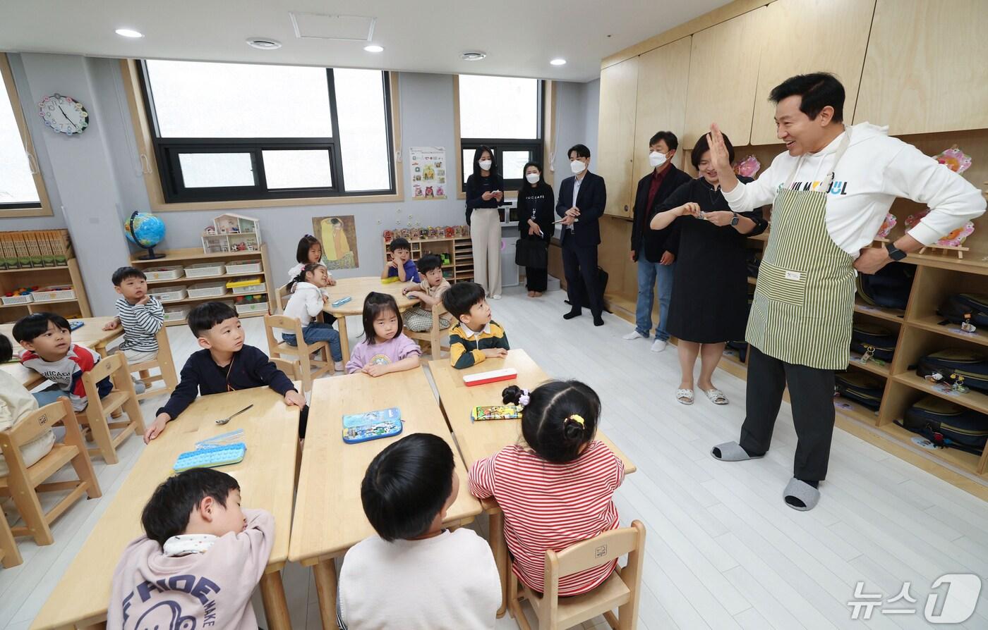 오세훈 서울시장이 서울 서대문구 새빛어린이집에서 열린 &#39;서울 든든급식 운영 기념 행사&#39;에서 배식에 앞서 어린이들에게 인사하고 있다.&#40;공동취재&#41; 2024.4.29/뉴스1 ⓒ News1 민경석 기자