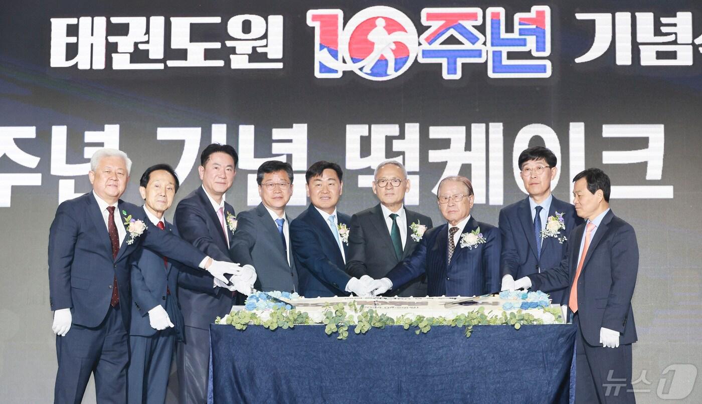 29일 전북자치도 무주군 무주 태권도원 T1경기장에서 열린 ‘무주 태권도원 개원 10주년 기념행사’에 유인촌 문화체육관광부 장관, 김관영 도지사, 안호영 국회의원, 이종갑 태권도진흥재단 이사장 권한대행 및 참석자들이 떡케잌 커팅을 하고 있다.2024.4.29.&#40;전북자치도 제공&#41;/뉴스1 