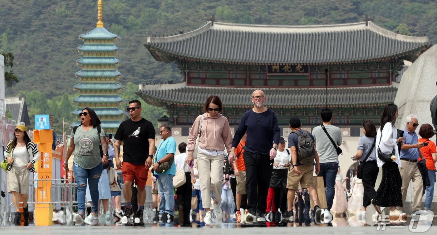 서울 종로구 광화문광장에서 외국인 관광객들이 산책을 하며 여유로운 시간을 보내고 있다. /뉴스1 ⓒ News1 김명섭 기자