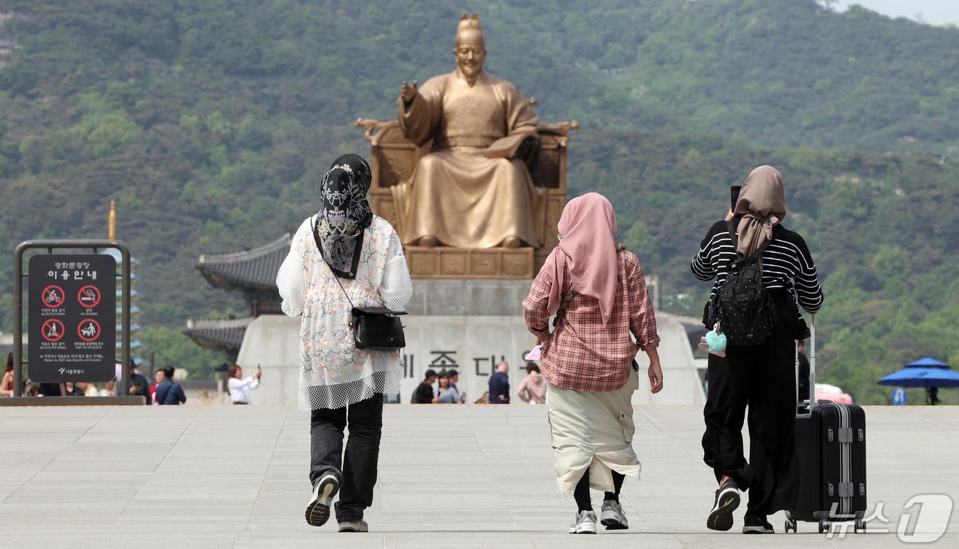 29일 오후 서울 종로구 광화문광장에서 외국인 관광객들이 산책을 하며 여유로운 시간을 보내고 있다. 2024.4.29/뉴스1 ⓒ News1 김명섭 기자