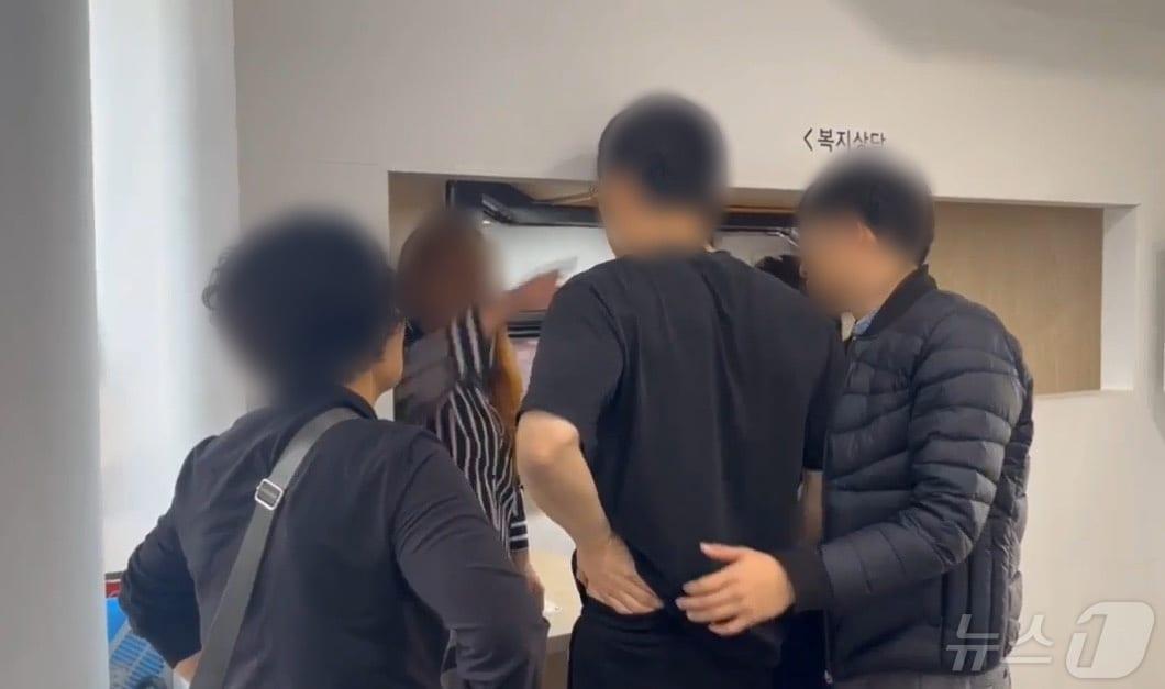 50대 여성 A 씨가 지난 12일 강서구 화곡동 주민센터를 방문해 &#39;이사 비용을 지급하라&#39;며 담당 공무원에게 삿대질하고 있다.&#40;전국공무원노동조합 제공&#41;