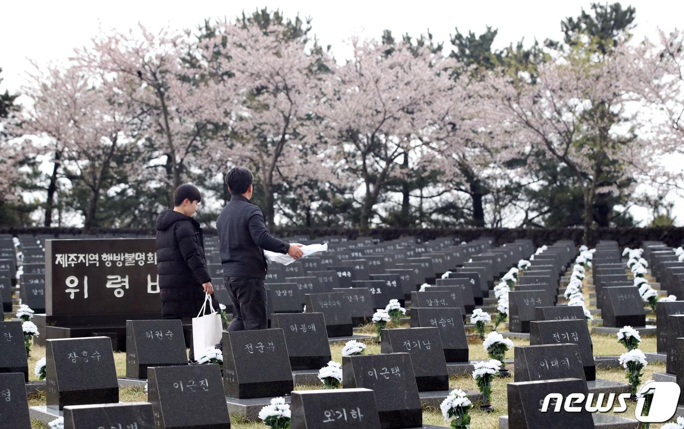 제76주년 4·3희생자 추념식 봉행에 앞서 제주시 봉개동 제주4·3평화공원 행방불명인 묘역에서 유족들이 희생자의 넋을 기리고 있다.&#40;제주도사진기자회&#41; 2024.4.3/뉴스1 ⓒ News1 오현지 기자