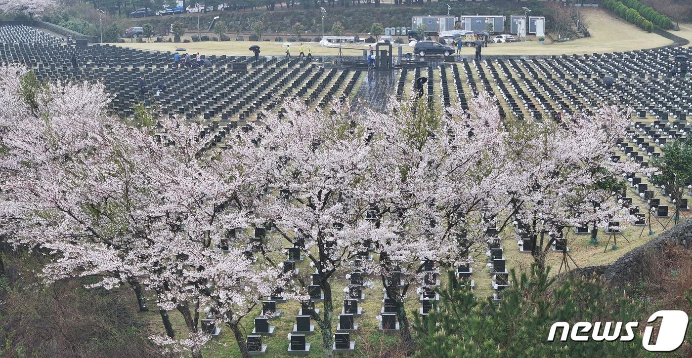 3일 제76주년 4·3희생자 추념식 봉행에 앞서 제주시 봉개동 제주4·3평화공원 행방불명인 묘역에서 유족들이 희생자의 넋을 기리고 있다.&#40;제주도사진기자회&#41; 2024.4.3/뉴스1 ⓒ News1 오현지 기자