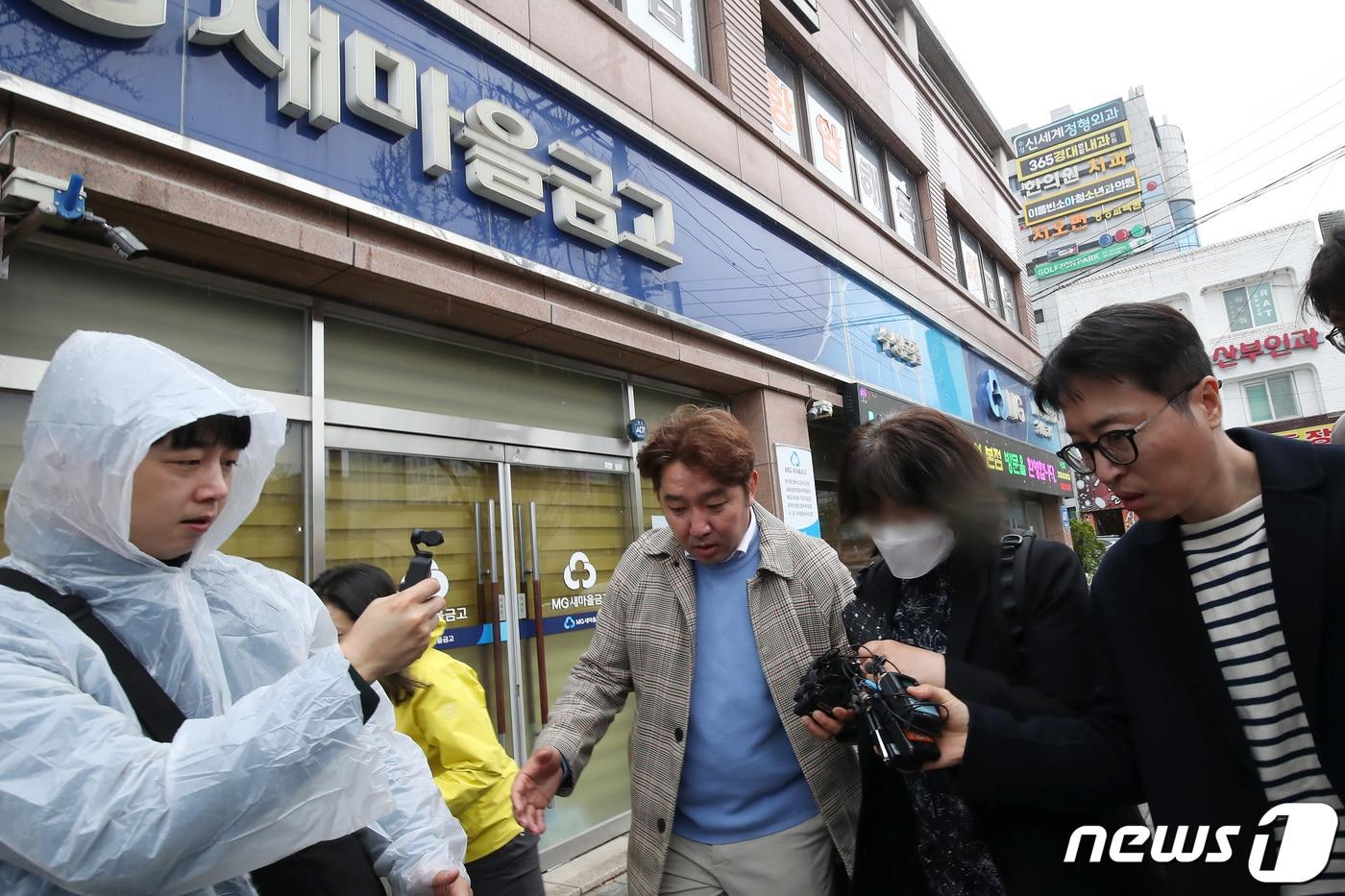 금융감독원 관계자가 3일 오전 양문석 더불어민주당 경기 안산갑 후보 자녀의 &#39;편법 대출&#39; 의혹에 대한 현장 검사를 위해 대구 수성새마을금고 앞에 도착해 취재진의 질문을 피해 새마을금고 사무실로 향하고 있다. 2024.4.3/뉴스1 ⓒ News1 공정식 기자