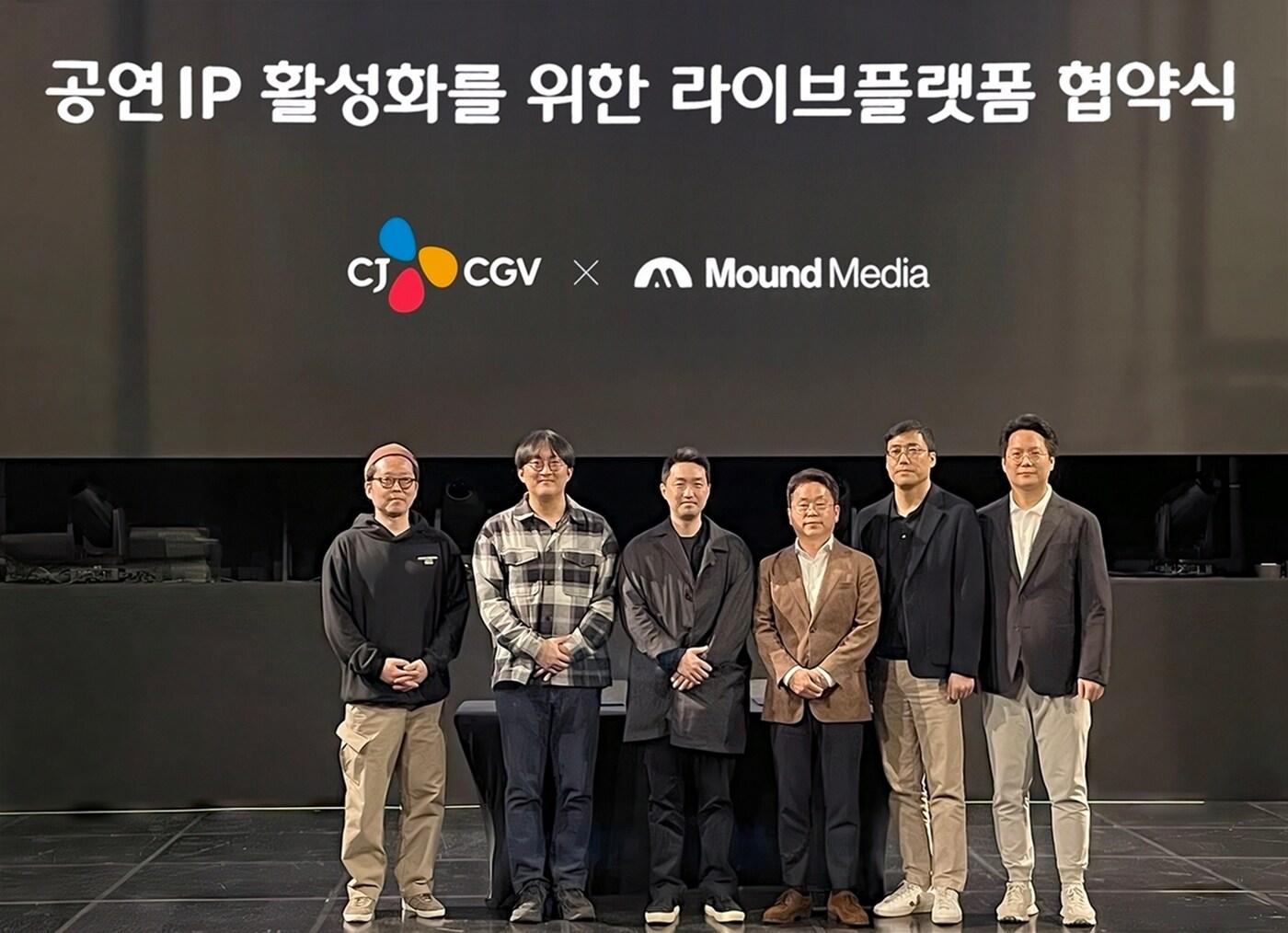 신동익 마운드미디어 대표&#40;왼쪽 세번째&#41;와 이명형 CJ CGV 미디어플랫폼사업본부장&#40;왼쪽 네번째&#41;이 공연 IP 활성화를 위한 라이브플랫폼 업무협약을 맺고 기념촬영을 하고 있다&#40;CJ CGV 제공&#41;.