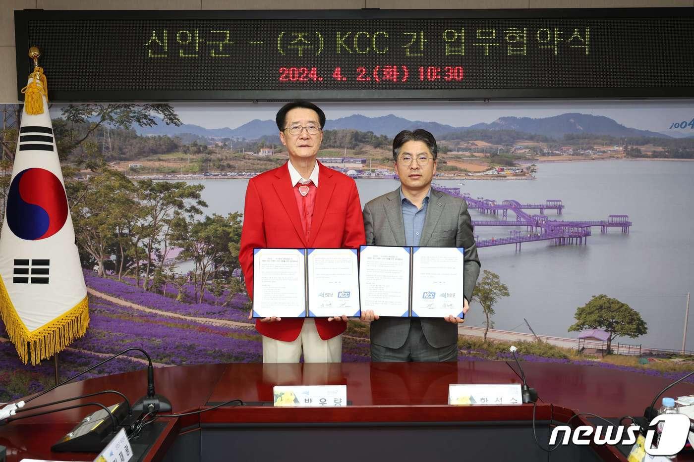 박우량 신안군수&#40;사진 왼쪽&#41;와 KCC 유통도료 사업부장 함성수 상무&#40;사진 오른쪽&#41;가 업무협약식 기념 사진을 촬영하고 있다. &#40;KCC 제공&#41;