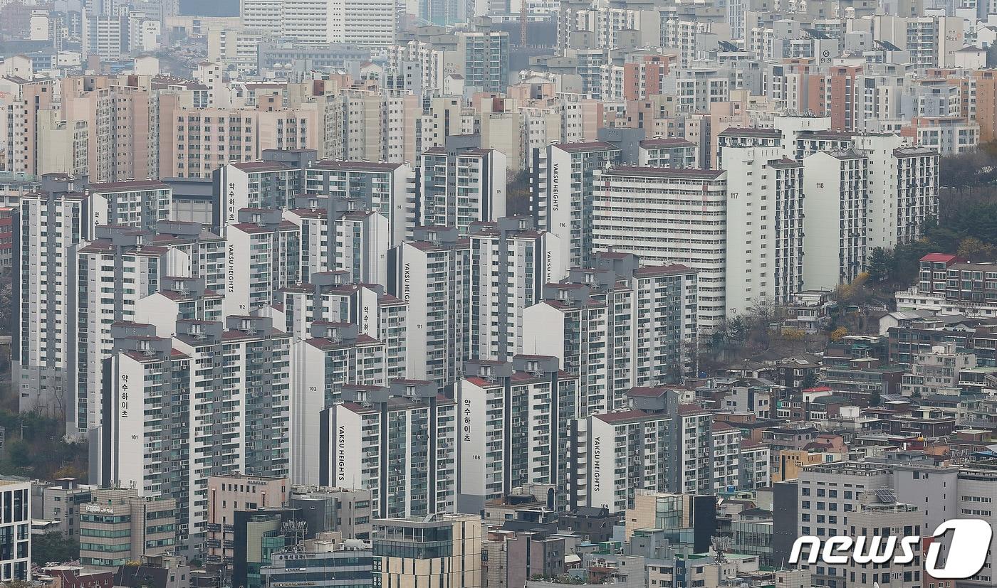 남산타워에서 본 아파트 단지들. 2024.4.3/뉴스1 ⓒ News1 김민지 기자