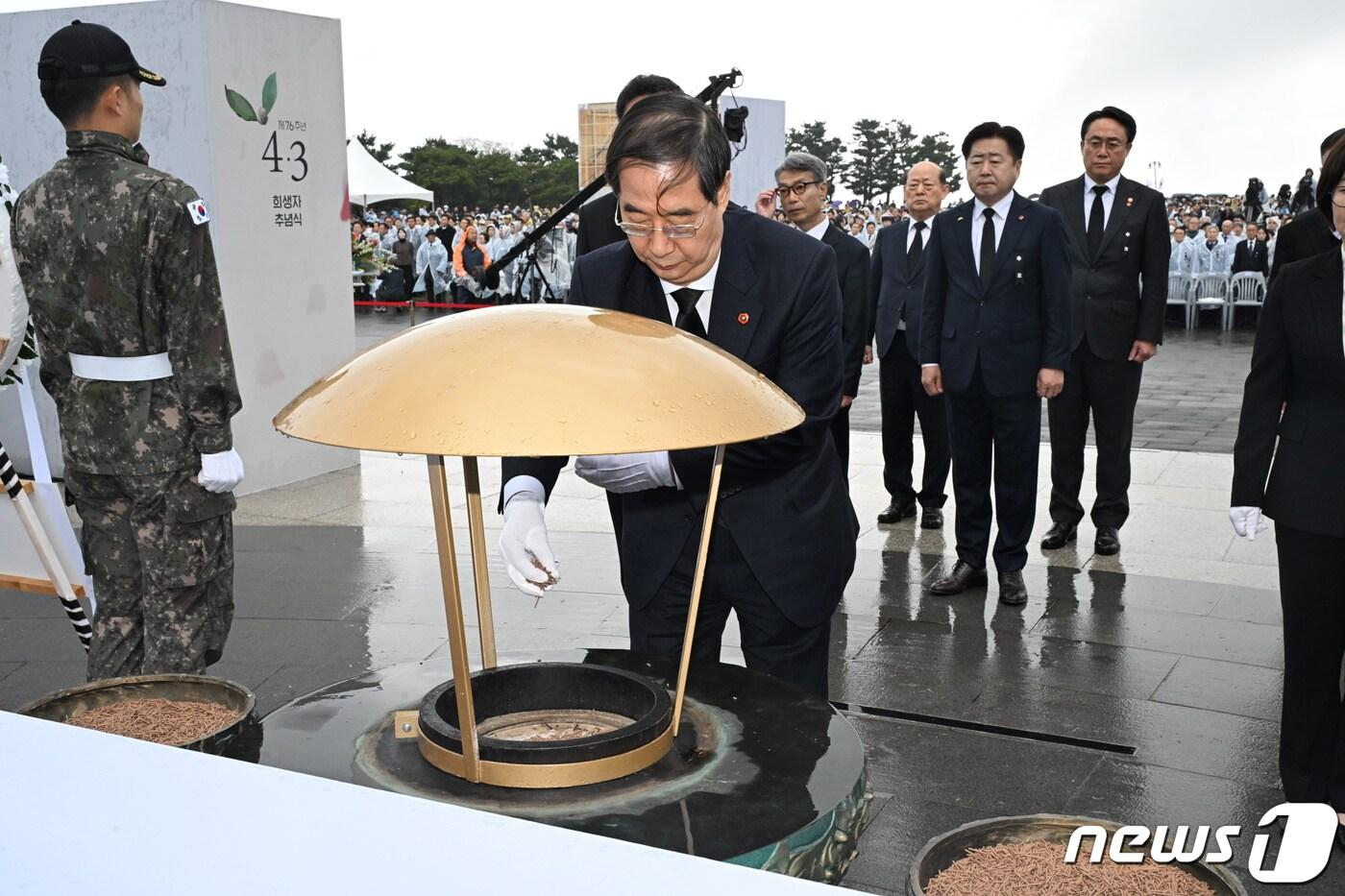 한덕수 국무총리가 3일 오전 76주년 제주4·3추념식이 열리고 있는 제주시 봉개동 4·3평화공원에서 분향을 하고 있다&#40;제주도사진기자회&#41;2023.4.3/뉴스1