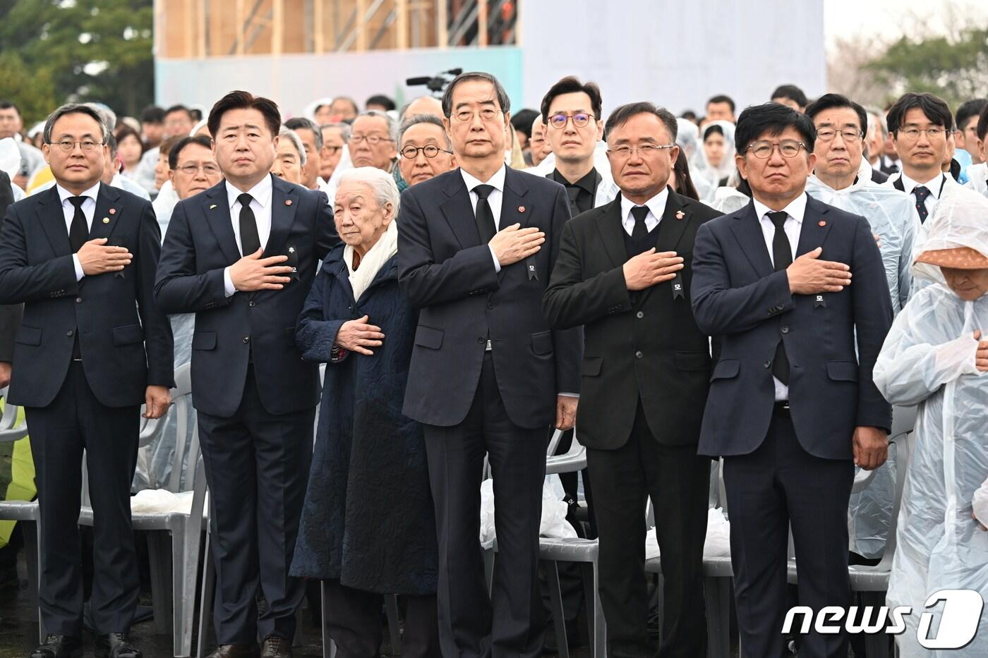 3일 오전 제주시 봉개동 4·3평화공원에서 열린 76주년 제주4·3추념식에 참석한 한덕수 총리와 오영훈 제주도지사, 김경학 제주도의회 의장 등이 국기에 대한 경례를 하고 있다&#40;제주도사진기자회&#41;2023.4.3/뉴스1