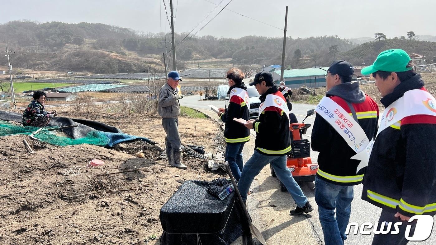 지난 20일 금성면 일원에서 진행된 산불전문예방진화대원들의 지역민 대상 산불예방 홍보 모습.&#40;금산군 제공&#41;/ 뉴스1 ⓒ News1 