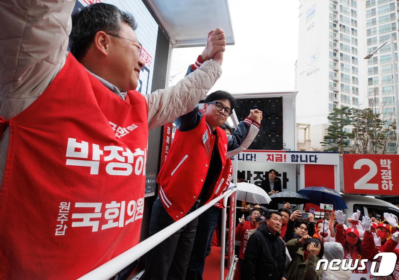 한동훈 국민의힘 비상대책위원장 겸 총괄선대위원장이 3일 오후 강원도 원주 롯데시네마 인근에서 열린 집중유세에서 김완섭, 박정하 후보의 지지를 호소하고 있다. &#40;공동취재&#41; 2024.4.3/뉴스1 ⓒ News1 임세영 기자