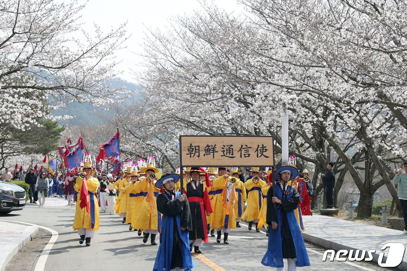 2024영암왕인문화축제 조선통신사 가장행렬 &#40;영암군 제공&#41;/뉴스1 