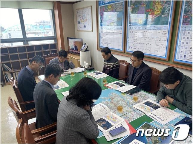 2일 경남 거제시와 부산진해경제자유구역청 관계자들이 경제자유구역 거제확대에 관한 논의를 하고 있다.&#40;거제시 제공&#41;