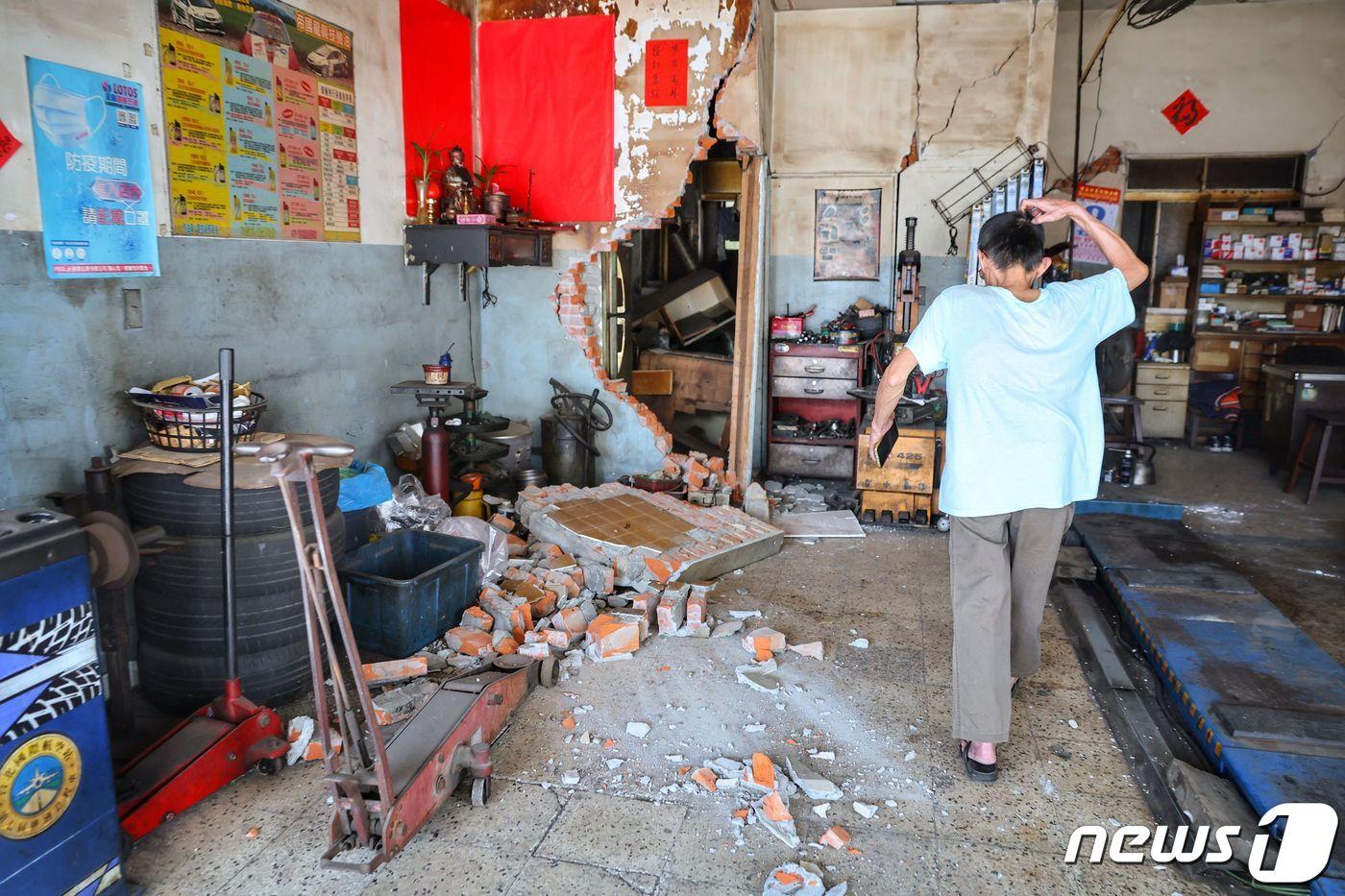 3일&#40;현지시간&#41; 대만 타이베이의 한 건물 벽면이 떨어져 바닥에 벽돌이 굴러다니고 있다. 2024.04.03 ⓒ AFP=뉴스1 ⓒ News1 정지윤 기자