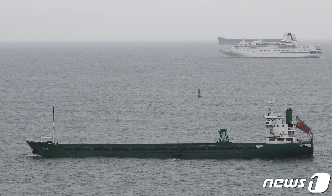 부산 서구 암남공원 앞바다 묘박지에 대북제재 위반 행위에 연루된 것으로 의심받는 3000톤급 화물선 &#39;DEYI&#39;호가 정박한 모습. 2024.4.3/뉴스1 ⓒ News1 윤일지 기자