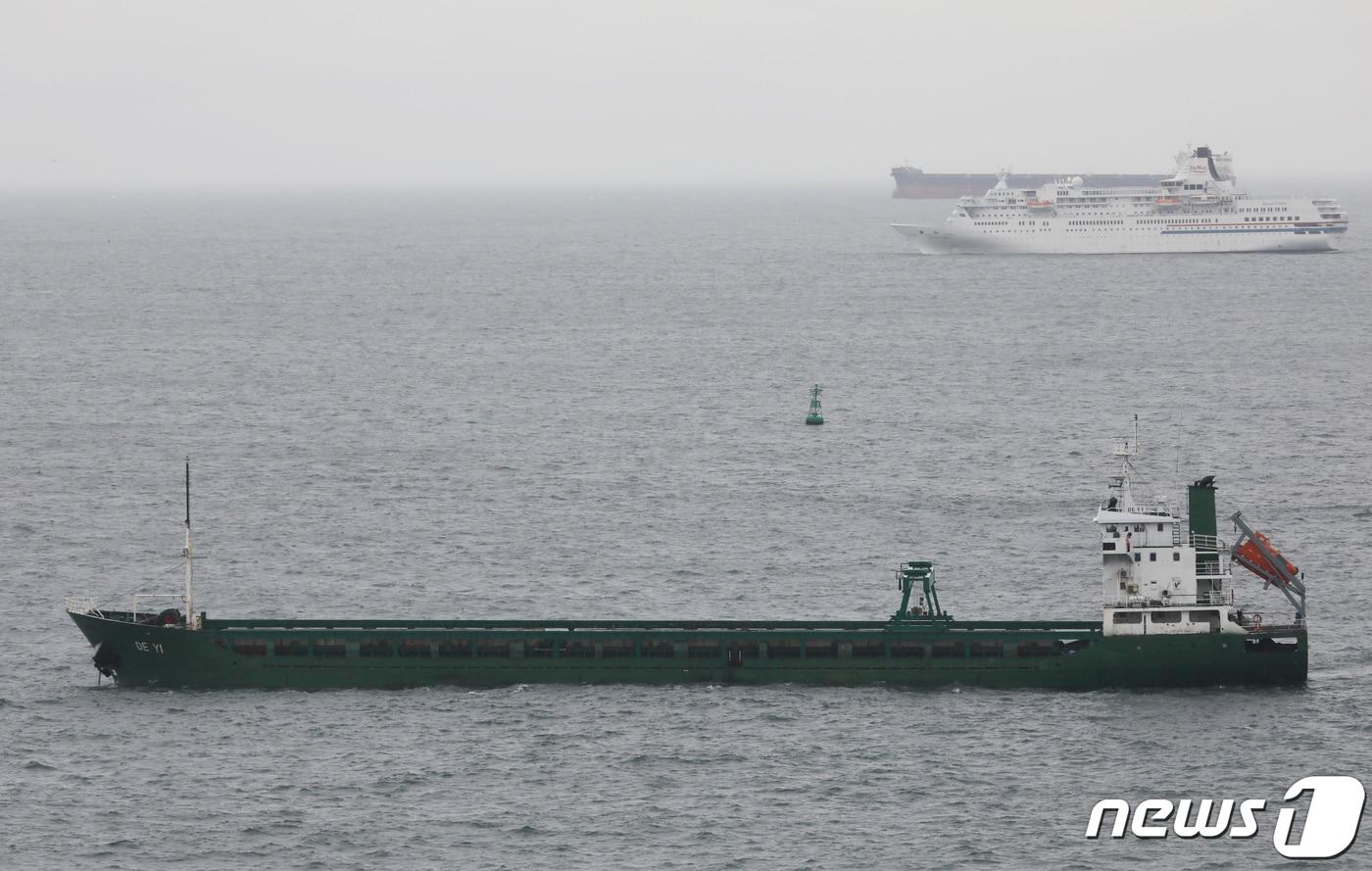 부산 서구 암남공원 앞바다 묘박지에 대북제재 위반 행위에 연루된 것으로 의심받는 3000톤급 화물선 &#39;DEYI&#39;호가 정박해 있다.  2024.4.3/뉴스1 ⓒ News1 윤일지 기자