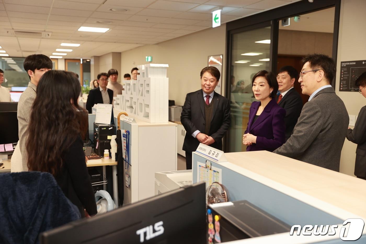 오영주 중소벤처기업부 장관이 세종 중소기업기술정보진흥원을 방문, 직원들을 격려하고 있다. &#40;중소벤처기업부 제공&#41; 2024.4.3/뉴스1