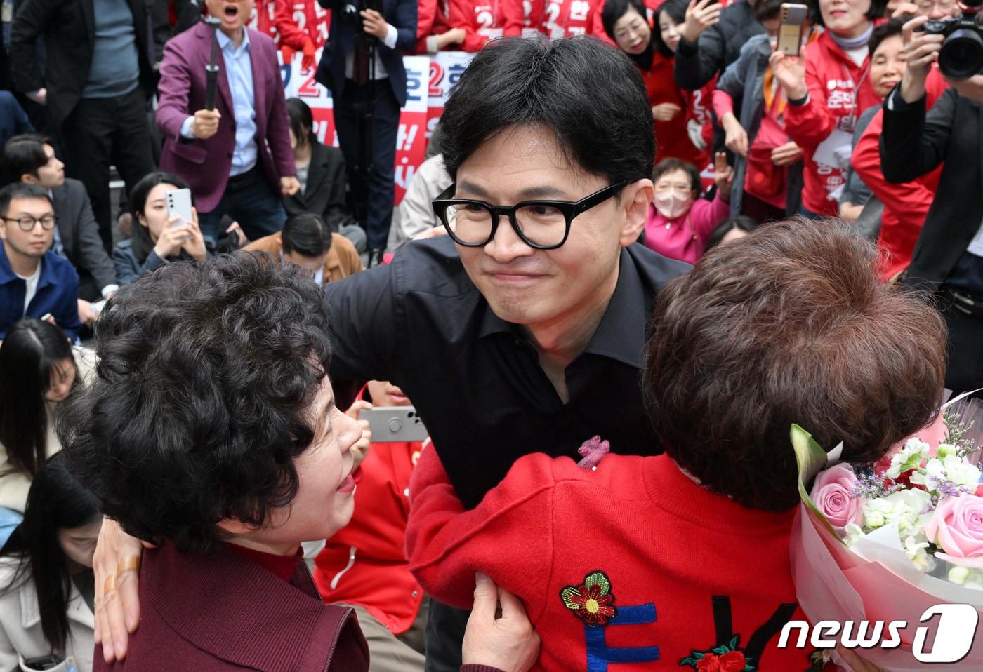 한동훈 국민의힘 총괄선거대책위원장이 3일 오후 강원도 춘천시 명동거리에서 열린 지원유세에서 김혜란 강원 춘천철원화천양구갑 후보, 한기호 강원 춘천철원화천양구을 후보의 지지를 호소하며 지지자와 포옹을 하고 있다. &#40;공동취재&#41; 2024.4.3/뉴스1 ⓒ News1 임세영 기자