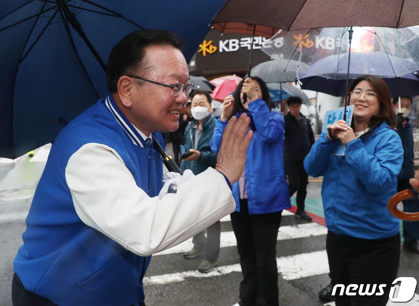 김부겸 더불어민주당 상임공동선거대책위원장이 3일 오후 부산 사하구 괴정골목시장 앞에서 시민들에게 최인호 사하갑 후보 지지를 호소하고 있다. 2024.4.3/뉴스1 ⓒ News1 윤일지 기자