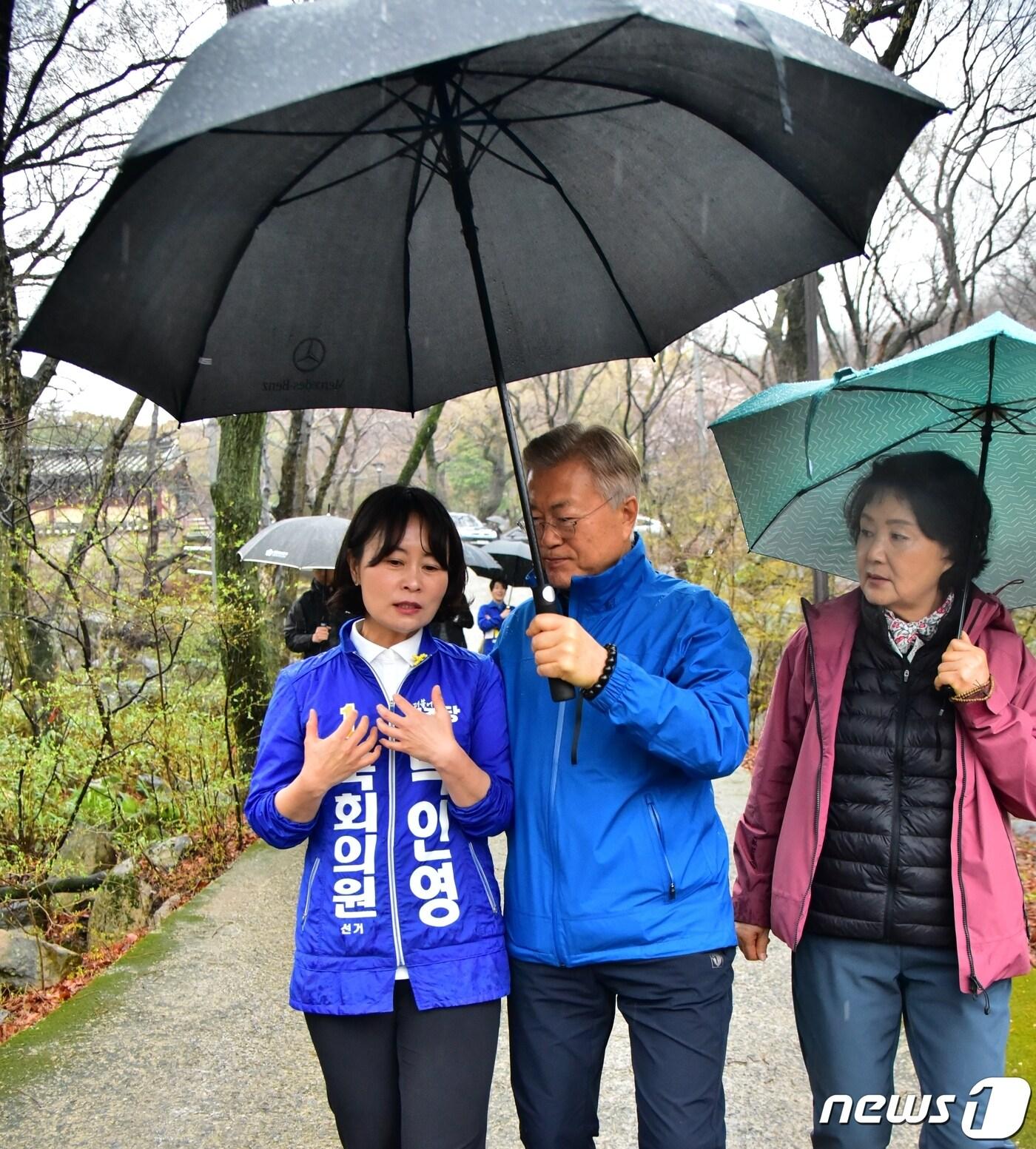 문재인 전 대통령과 김정숙 여사가 부산 금정을 찾아 박인영 후보와 이야기 하고 있다&#40;박인영 캠프 제공&#41;