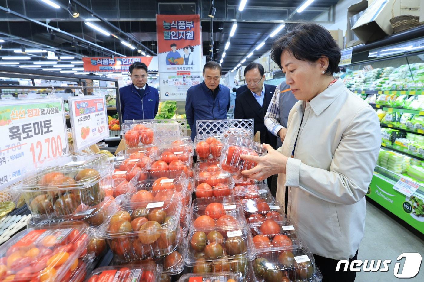 송미령 농림축산식품부 장관이 3일 MS마트 리테일점을 방문해 농축산물 물가 동향을 살펴보고 있다. &#40;농림축산식품부 제공&#41; 2024.4.3/뉴스1 ⓒ News1 김성진 기자