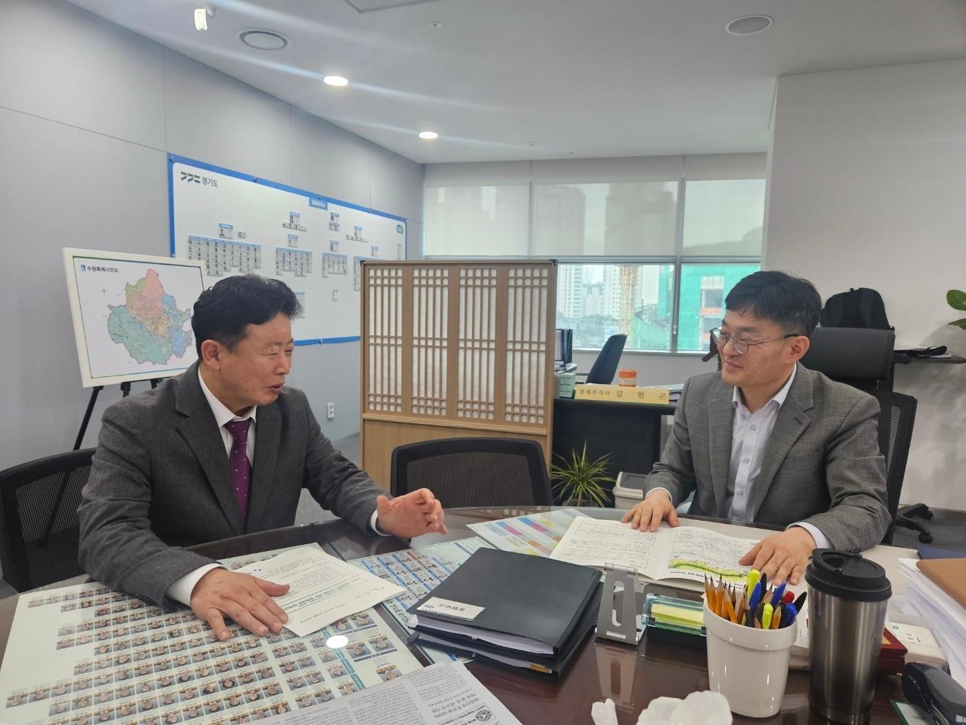  서태원 경기 가평군수&#40;왼쪽&#41;가 3일 경기도청에서 김현곤 경기부지사와 &#39;접경지역 지정&#39;과 관련해 얘기를 나누고 있다.&#40;가평군 제공&#41;/뉴스1