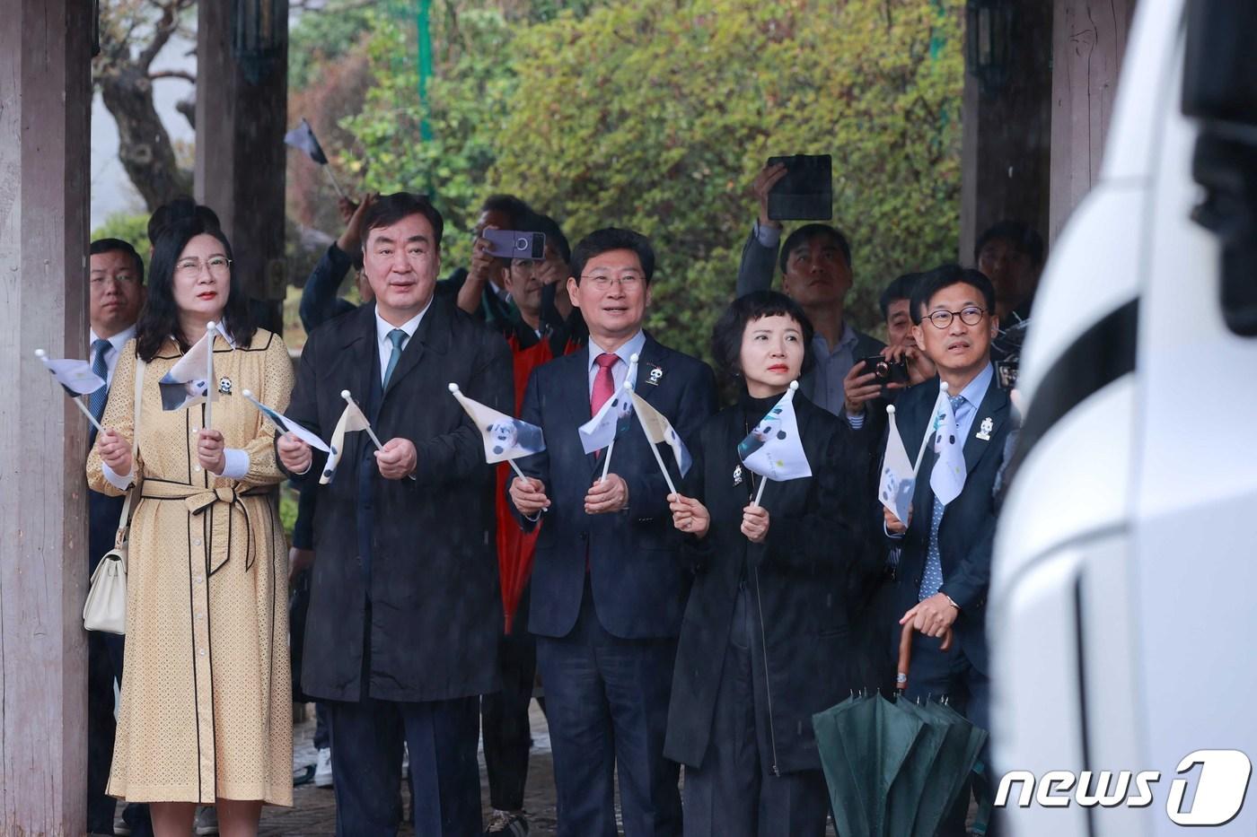 3일 에버랜드에서 열린 &#39;푸바오&#39; 환송식에 참석한 이상일 용인시장&#40;가운데&#41;과 싱하이밍 주한 중국대사&#40;왼쪽 두번째&#41;의 모습.&#40;용인시 제공&#41;