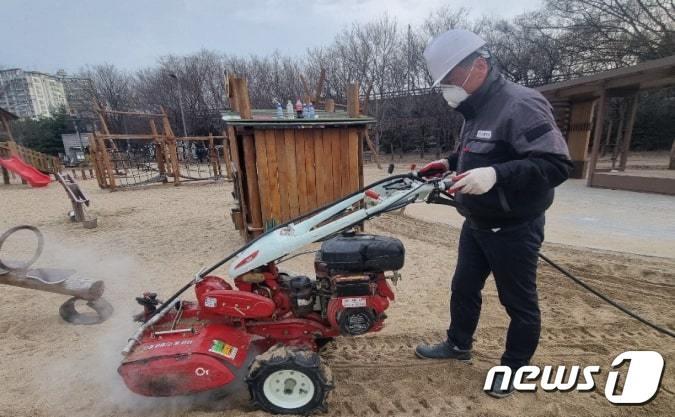 한강공원 모래소독이 이뤄지고 있다. &#40;서울시 제공&#41;ⓒ 뉴스1