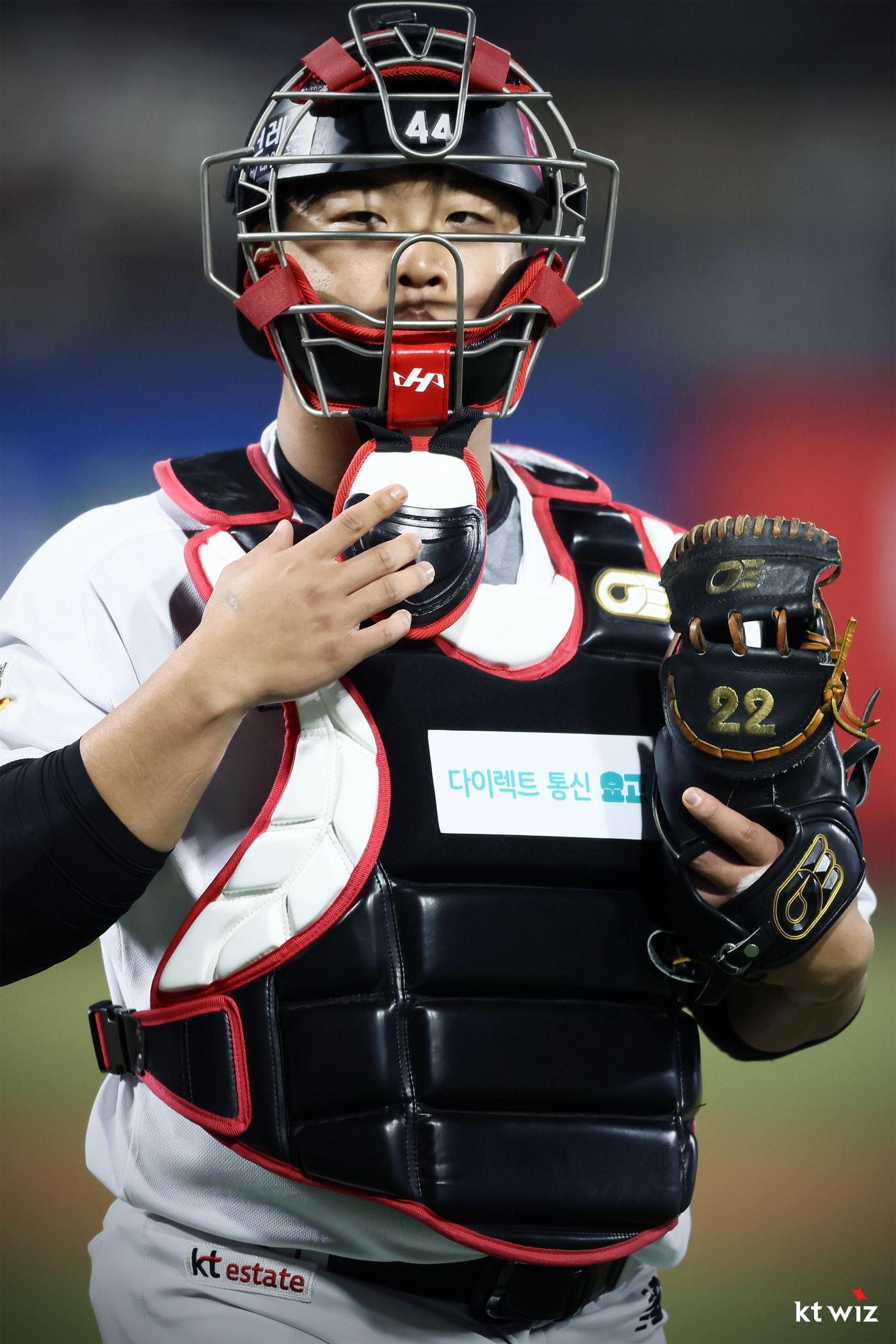 KT 위즈 강백호가 3일 KIA전에서 포수 포지션을 소화하고 있다. &#40;KT 제공&#41;