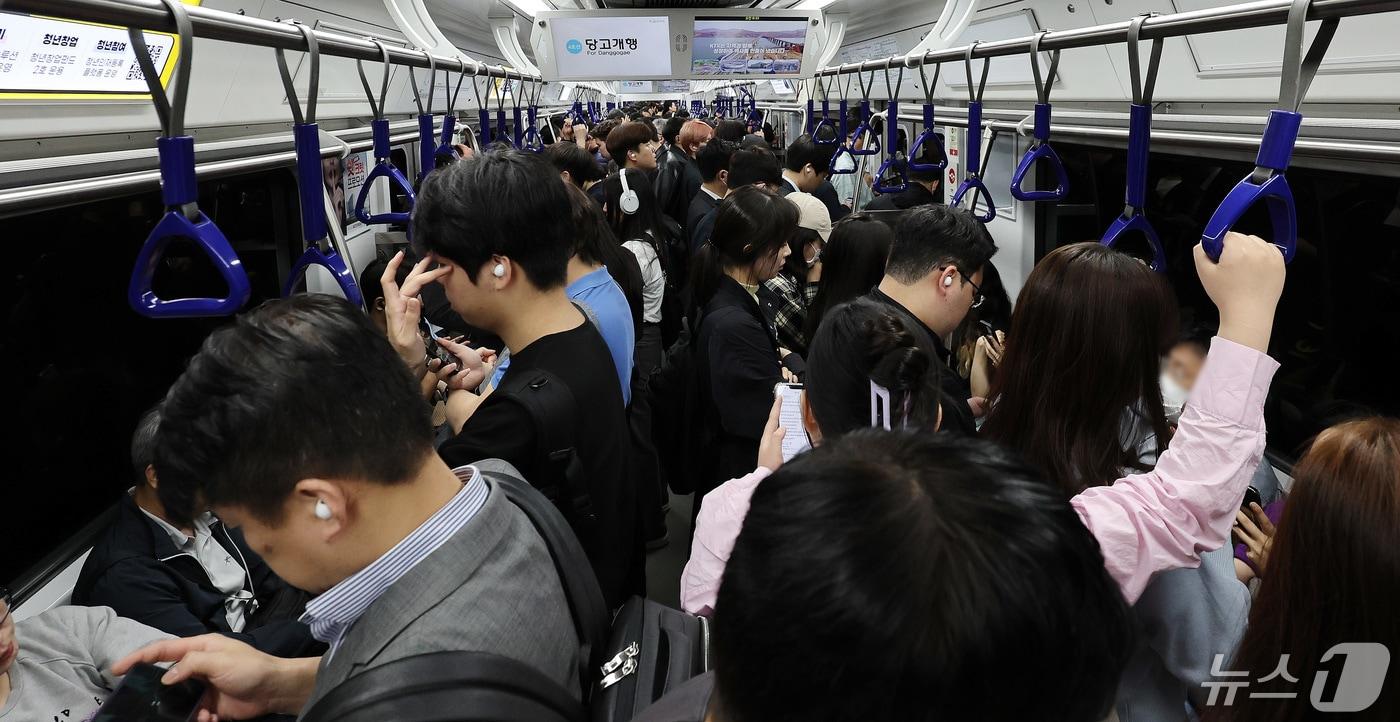 30일 오전 서울 지하철 4호선이 출근하는 시민들로 붐비고 있다.  2024.4.30/뉴스1 ⓒ News1 박지혜 기자