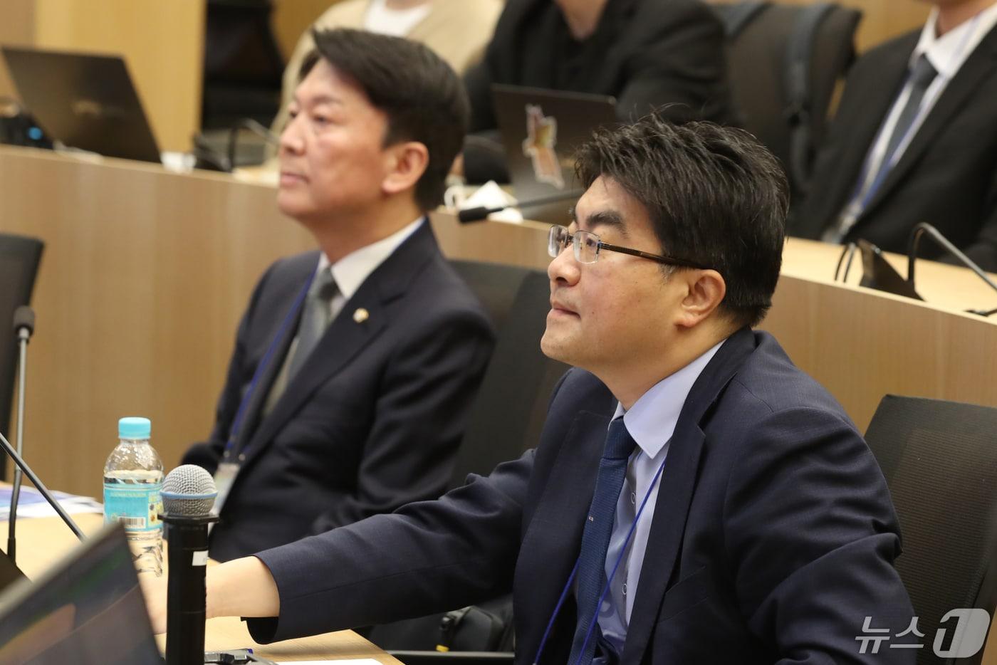 방재승 서울대 의과대학 교수협의회 비상대책위원장&#40;오른쪽&#41;과 안철수 국민의힘 의원이 30일 오전 서울대학교병원에서 &#39;대한민국 의료가 나아가야 할 길&#39;을 주제로 열린 서울의대-서울대병원 교수 협의회 비대위 긴급심포지엄&#39;에 참석해 있다.2024.4.30/뉴스1 ⓒ News1 이광호 기자