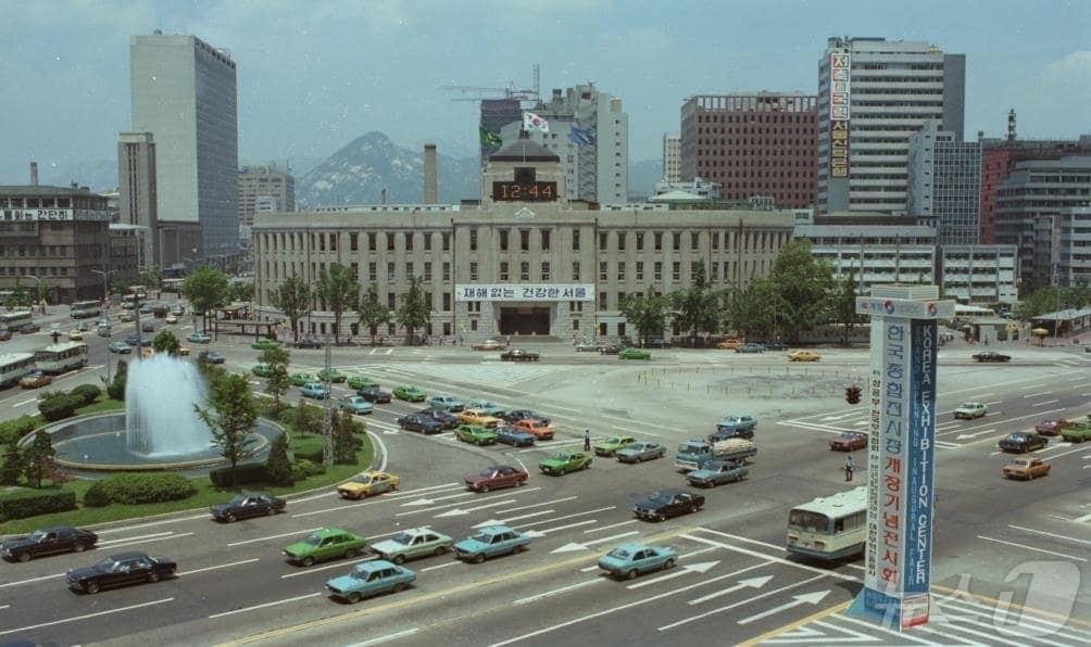 1979년 서울광장 조성 전 일대 경관. &#40;서울시 제공&#41;ⓒ 뉴스1