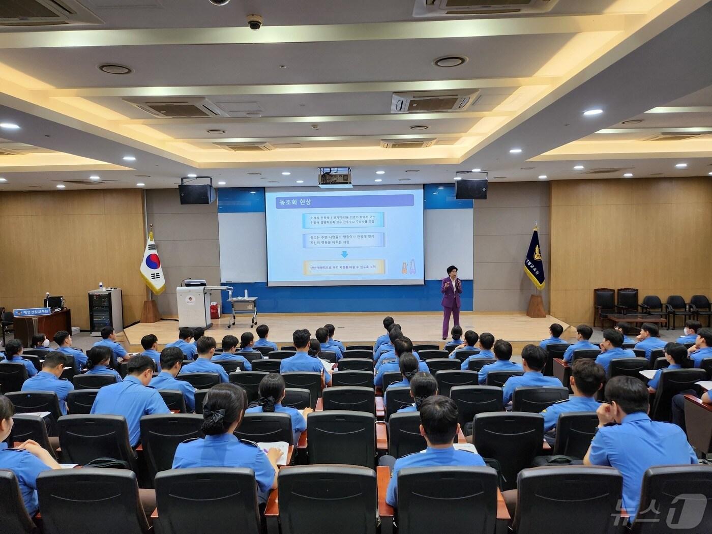 박경순 전 총경이 30일 전남 여수 해양경찰교육원을 찾아 강연을 하고 있다.&#40;해양경찰교육원 제공&#41;2024.4.30/뉴스1